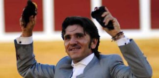 Diego Ventura con las dos orejas de su primer astado hoy en Plasencia. (FOTO: Carlos Núñez)