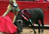 Borja Jiménez en un derechazo el pasado fin de semana en la Plaza Monumental México. (FOTO: suertematador.com)