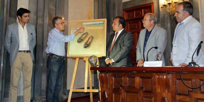 Miguel Ángel Perera, el autor del cartel y el alcalde de La Algaba, entre otros, en la presentación de las fechas de festejos en La Algaba.