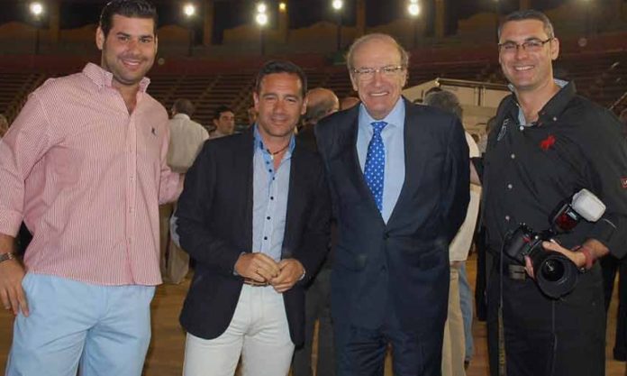 El alcalde de Huelva con varios componentes de HUELVA TAURINA. De izquierda a derecha: Juan José Benítez, Francisco Mateos, el alcalde Pedro Rodríguez y Vicente Medero. (FOTO: Pepe Plaza)