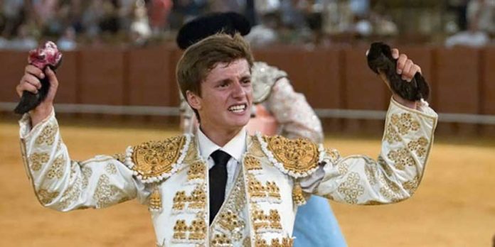 Lama de Góngora con las dos orejas de su segundo novillo el pasado jueves en la Maestranza. (FOTO: lopezmatito.com)