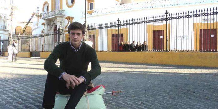 El novillero sevillano Lama de Góngora, con el hatillo de los chismes de torear a las puertas de la Maestranza. (FOTO: Javier Martínez)