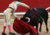 Estocada de Nazaré al sexto en Pamplona, al que le ha cortado la oreja. (FOTO: Maurice Berho/mundotoro.com)