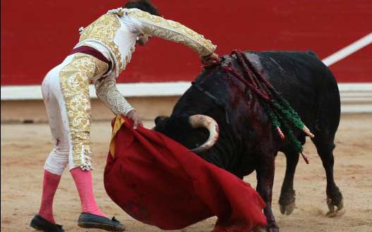Estocada de Nazaré al sexto en Pamplona, al que le ha cortado la oreja. (FOTO: Maurice Berho/mundotoro.com)
