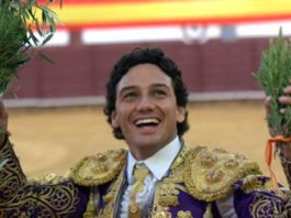 Todos los sevillanos destacan Oliva Soto, esta tarde en Cabeza la Vaca (Badajoz). (FOTO: Gallardo/badajoztaurina.com)