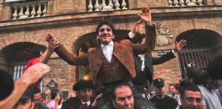 Diego Ventura en su salida a hombros hoy en Valencia.