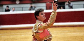 Daniel Luque con una de las orejas ganadas en San Sebastián.