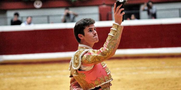 Daniel Luque con una de las orejas ganadas en San Sebastián.