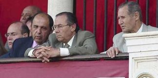 Ruperto de los Reyes, a la derecha, como asesor del presidente Juan Murillo en el palco de la Maestranza. (FOTO: Matito)