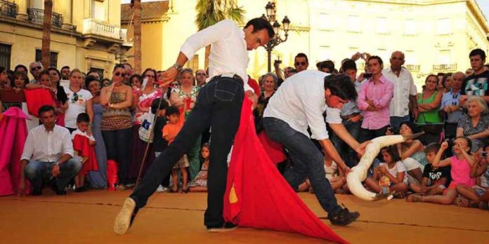 Toreo de salón en pleno centro de Huelva. (FOTO: Vicente Medero/huelvataurina.com)