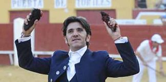 Diego Ventura con las dos orejas logradas esta tarde en su segundo toro en Cuéllar. (FOTO: Carlos Núñez)