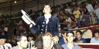 Diego Ventura a hombros en El Puerto esta pasada madrugada. (FOTO: Carlos Núñez)