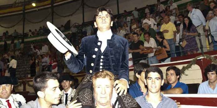 Diego Ventura a hombros en El Puerto esta pasada madrugada. (FOTO: Carlos Núñez)