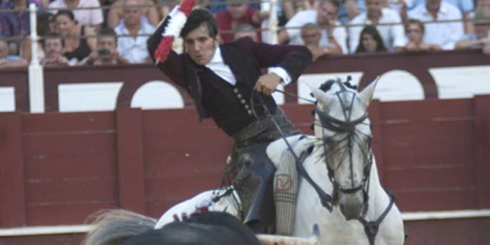 Diego Ventura en banderillas esta tarde en Málaga. (FOTO: Carlos Núñez)