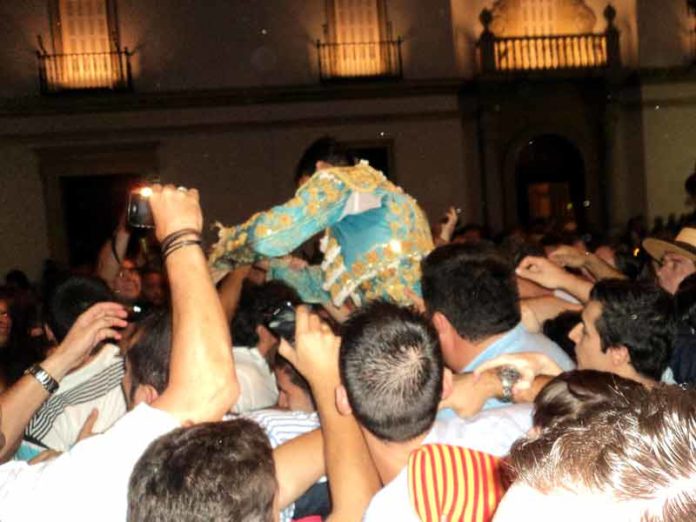 Un multitud de jóvenes se llevan apasionadamente a Manzanares por las calles de Sevilla. (FOTO: Javier Martínez)