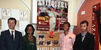 Los empresarios y la ganadera junto a Manuel Escribano. (FOTO Javier Martínez)