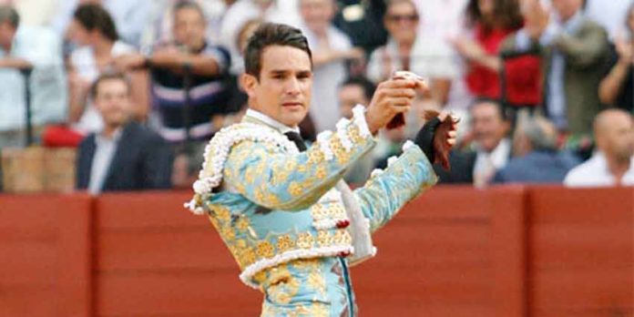 Manzanares con las dos orejas del primero esta tarde en la Maestranza. (FOTO: lopez-matito.com)