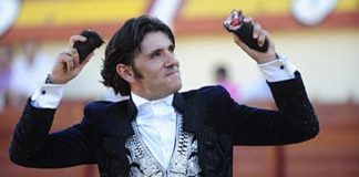 Diego Ventura pasea por el ruedo dos de las cuatro orejas ganadas esta tarde en Vera, (FOTO: Carlos Núñez)