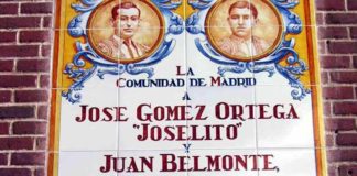 Azulejo inaugurado en la plaza de Las Ventas en recuerdo de Joselito y Belmonte.