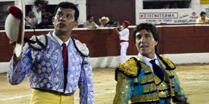 Antonio Barrera junto a su picador en Mërida (México). (FOTO: suertematador.com)