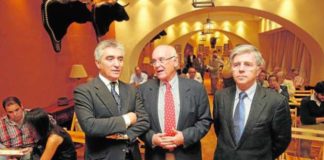 El empresario sevillano Pepe Cutiño, a la izquierda, antes de comenzar la charla en Córdoba. (FOTO: ABC-Córdoba)