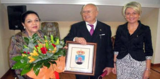 Pedro Escacena, su señora y la concejal de Cultura de Roquetas. (FOTO: almeria24h.com)