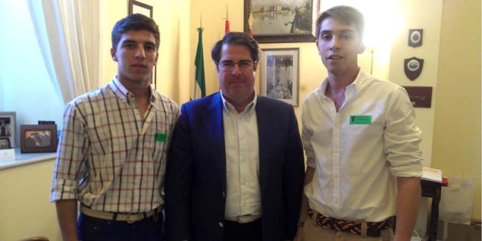 Los representantes de 'Juventud Taurina de Sevilla' se han reunido con Gregorio Serrano.