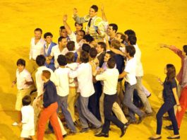 Jóvenes sevillanos pasean a Manzanares el pasado 23 de septiembre tras abrir la Puerta del Príncipe. (FOTO: Vicente Medero)