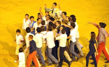 Jóvenes sevillanos pasean a Manzanares el pasado 23 de septiembre tras abrir la Puerta del Príncipe. (FOTO: Vicente Medero)