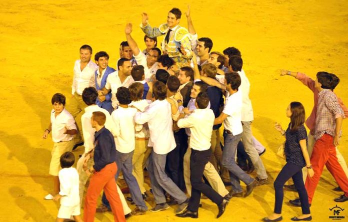 Jóvenes sevillanos pasean a Manzanares el pasado 23 de septiembre tras abrir la Puerta del Príncipe. (FOTO: Vicente Medero)