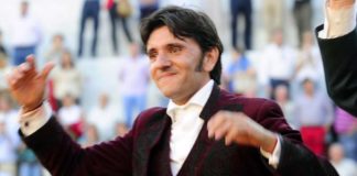 Diego Ventura saliendo hoy a hombros en Zafra. (FOTO: Carlos Núñez)