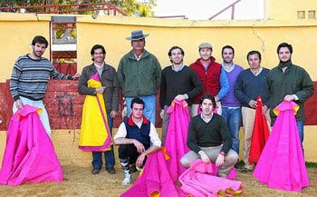 Aficionados práctcos de Utrera en la ganadería del Conde de la Maza.