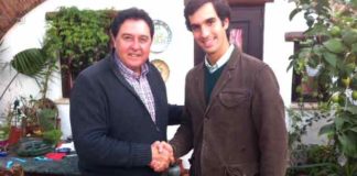 Tomás Campuzano y el novillero portugués Manuel Díaz Gómez sellan el acuerdo de apoderamiento con un apretón de manos.