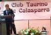 El novillero sevillano Javier Jiménez agradece la concesión del trofeo del Club Taurino de Calasparra.