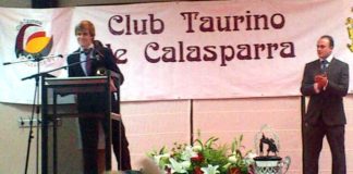 El novillero sevillano Javier Jiménez agradece la concesión del trofeo del Club Taurino de Calasparra.