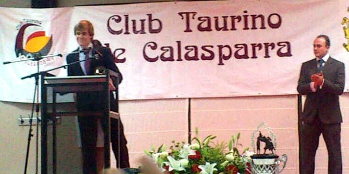 El novillero sevillano Javier Jiménez agradece la concesión del trofeo del Club Taurino de Calasparra.