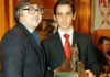 El novillero sevillano Juan Ortega recoge el trofeo de manos del alcalde de Arganda del Rey (Madrid).