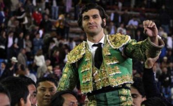 Morante, a hombros en la Monumental de México.