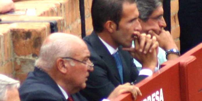 Los ganaderos José Luis Pereda padre e hijo, en el callejón de la Maestranza. (FOTO: Javier Martínez)