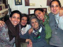 María Teresa Sánchez Mejías, rodeada de algunas de sus nietas. (FOTO: 'Desde el Tendido 2'/ABC-Sevilla)