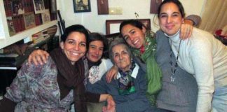 María Teresa Sánchez Mejías, rodeada de algunas de sus nietas. (FOTO: 'Desde el Tendido 2'/ABC-Sevilla)