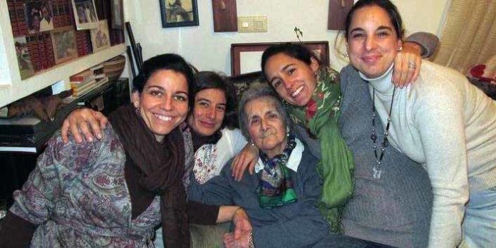 María Teresa Sánchez Mejías, rodeada de algunas de sus nietas. (FOTO: 'Desde el Tendido 2'/ABC-Sevilla)