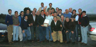 Los banderilleros y picadores de 'La ribera del Guadalquivir' arropan al homenajeado Andrés Parrado, en el centro junto a Tomás Campuzano.