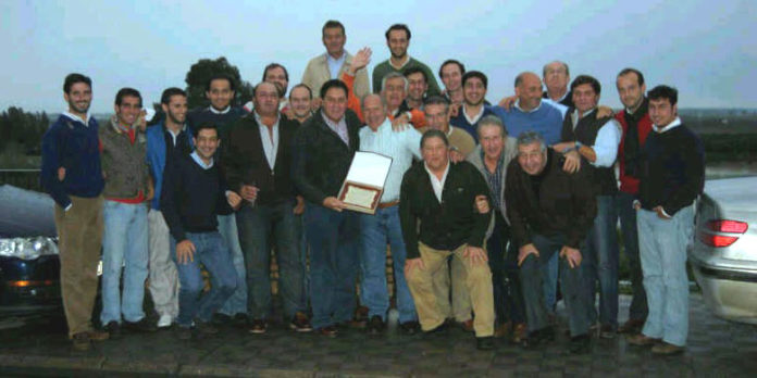 Los banderilleros y picadores de 'La ribera del Guadalquivir' arropan al homenajeado Andrés Parrado, en el centro junto a Tomás Campuzano.