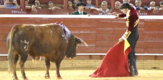Ventura entra a matar a estoque al sexto sin usar previamente el rejón de muerte. (FOTO: Pérez Marín)