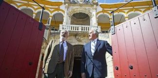 Eduardo Canorea y Ramón Valencia, empresarios de la Maestranza. (FOTO: Raúl Doblado / ABC-Sevilla)