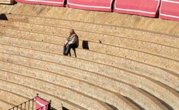 Un tendido de sol durante una corrida de la última Feria de Abril. (FOTO: Javier Martínez)