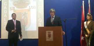 El novillero Javier Jiménez recoge en Cadalso de los Vidrios el premio a la 'Mejor estocada' de la Feria de novilladas de Ávila.
