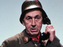 La inolvidable escena de Gila y su teléfon de guerra escenifica perfectamente la situación actual entre la empresa de Sevilla y El Juli.