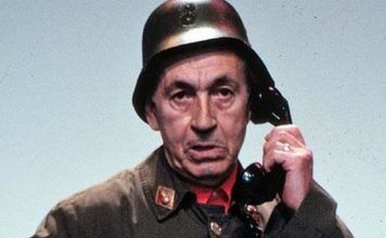 La inolvidable escena de Gila y su teléfon de guerra escenifica perfectamente la situación actual entre la empresa de Sevilla y El Juli.